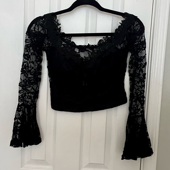 TOO CHIC CROPPED TOP, BLACK LACE, size medium - Picture 1 of 4
